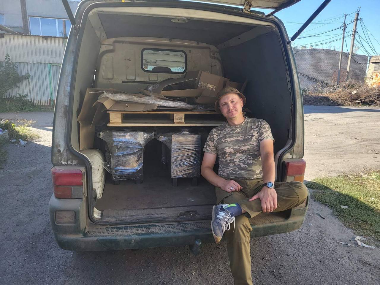 Вже другу осінь ми допомагаємо нашим захисникам підготуватися до зимових морозів